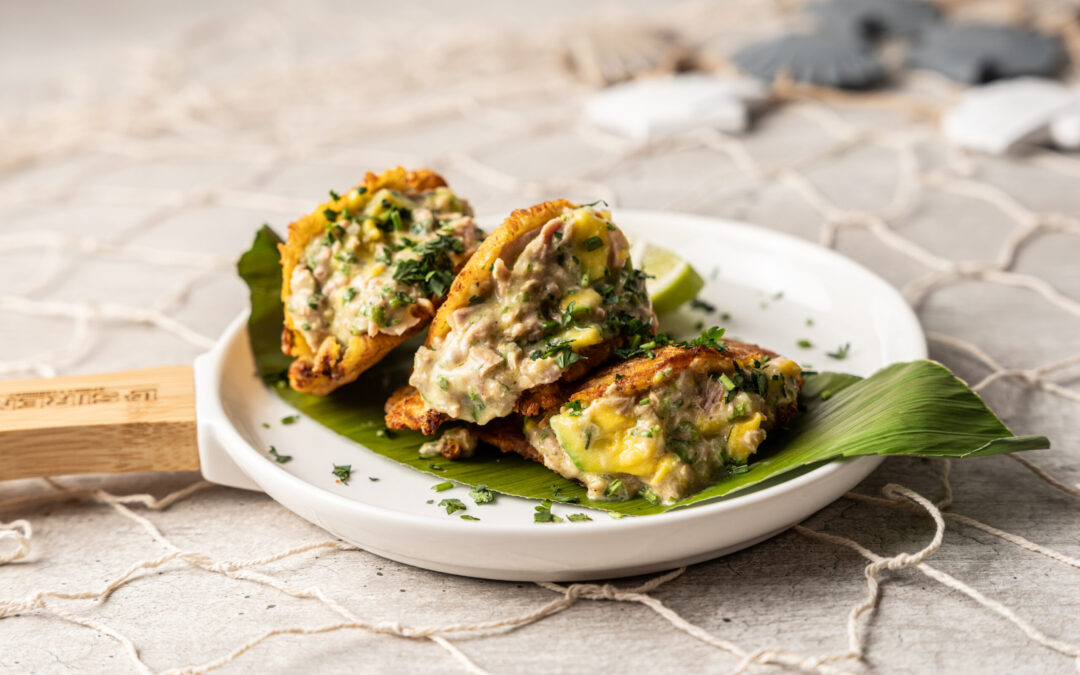 Patacón relleno de ensalada de atún