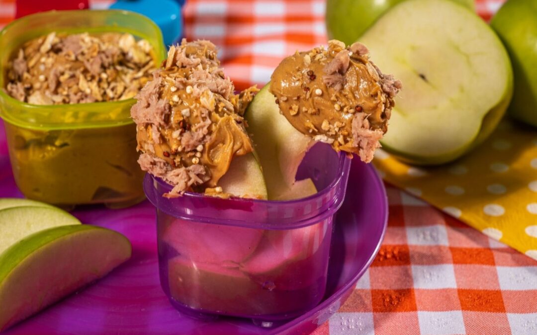 Manzanas con mantequilla de maní y atún