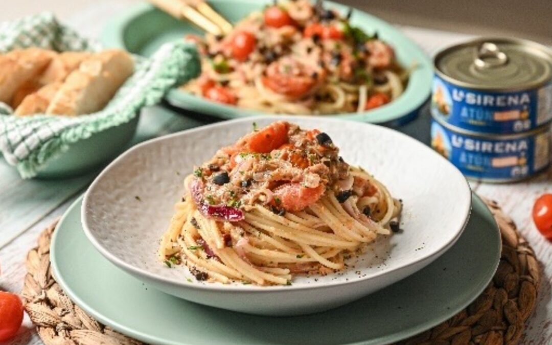 Spaguetti con atún y tomate cherry