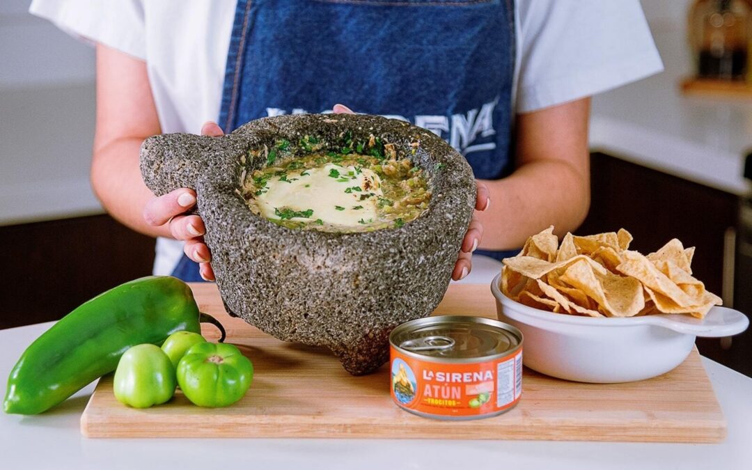 Salsa verde molcajeteada con atún
